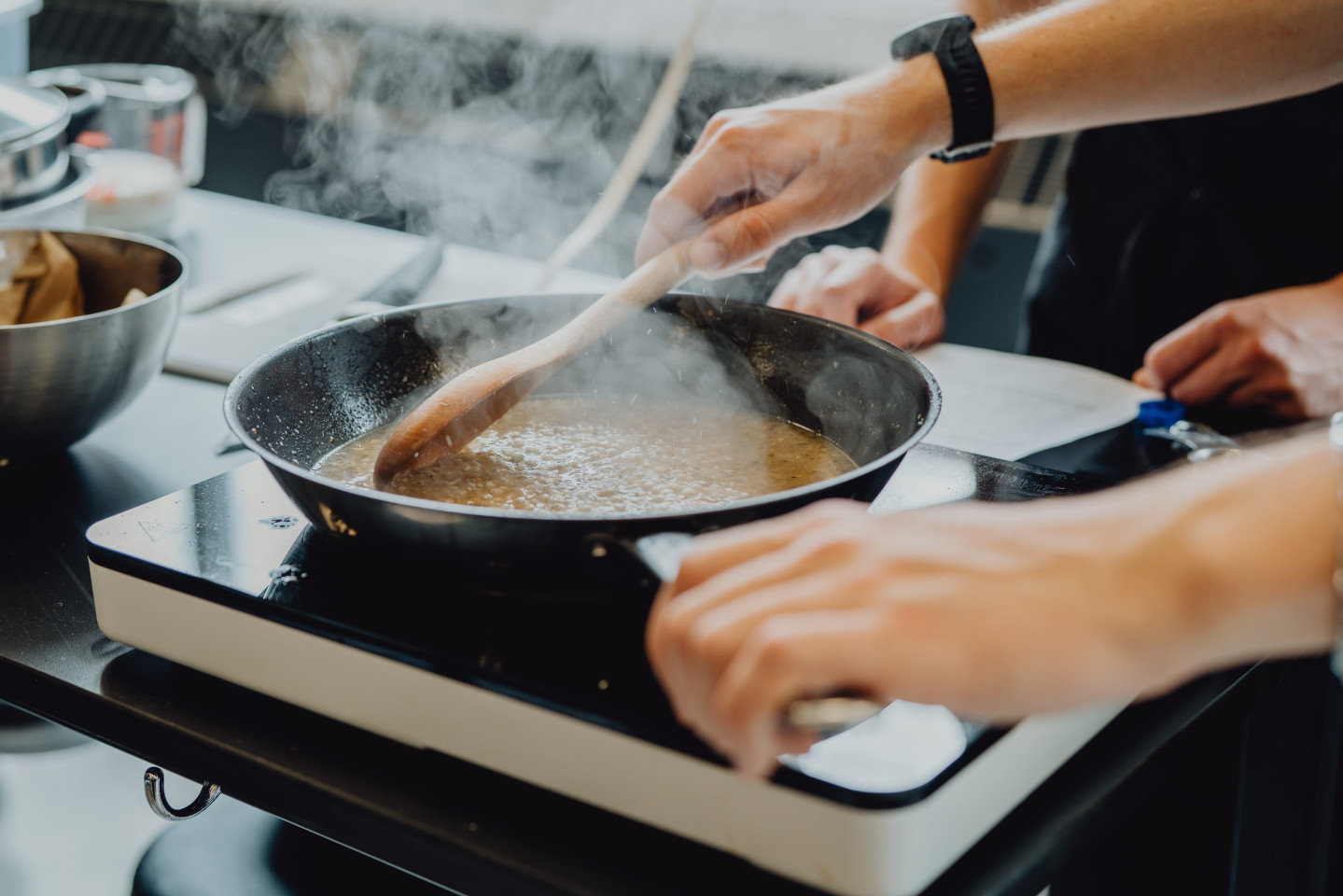 Mains d'élèves qui cuisinent